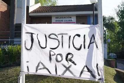 "Justicia por Aixa", se leyó en la bandera de colgaron en la puerta de la Delegación Dique Luján