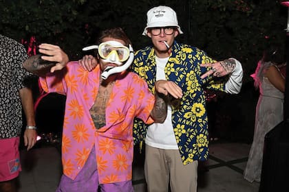 Justin Bieber –junto a Presley Gerber, hijo de Cindy Crawford– eligió un
atuendo no tan fácil de llevar: máscara de buceo y patas de rana.