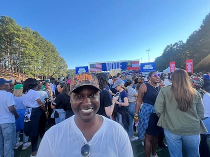 Justin Burns, en el mitin de Kamala Harris y Barack Obama en Clarkston, Georgia