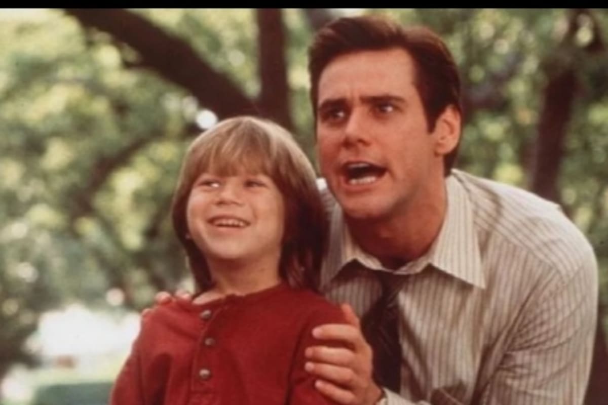 Justin Cooper junto a Jim Carrey en tiempos lejanos cuando protagonizaron Liar, Liar; el pequeño interprete ya no se dedica a la actuación.