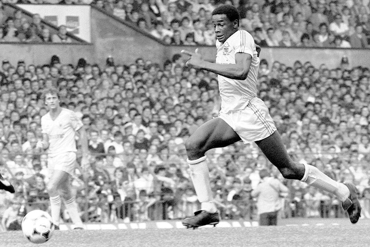 Justin Fashanu en esta imagen del 6 de noviembre de 1981 jugando para el club de fútbol inglés Nottingham Forest.