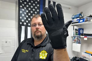 Zar fronterizo de EE.UU. defiende guantes de electrochoques del Ice para evitar el uso de fuerza letal