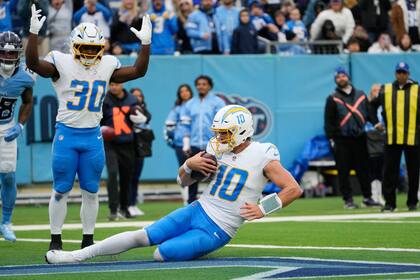 Justin Herbert se recupera de una intercepción para touchdown y Chargers vencen 27-20 a Titans