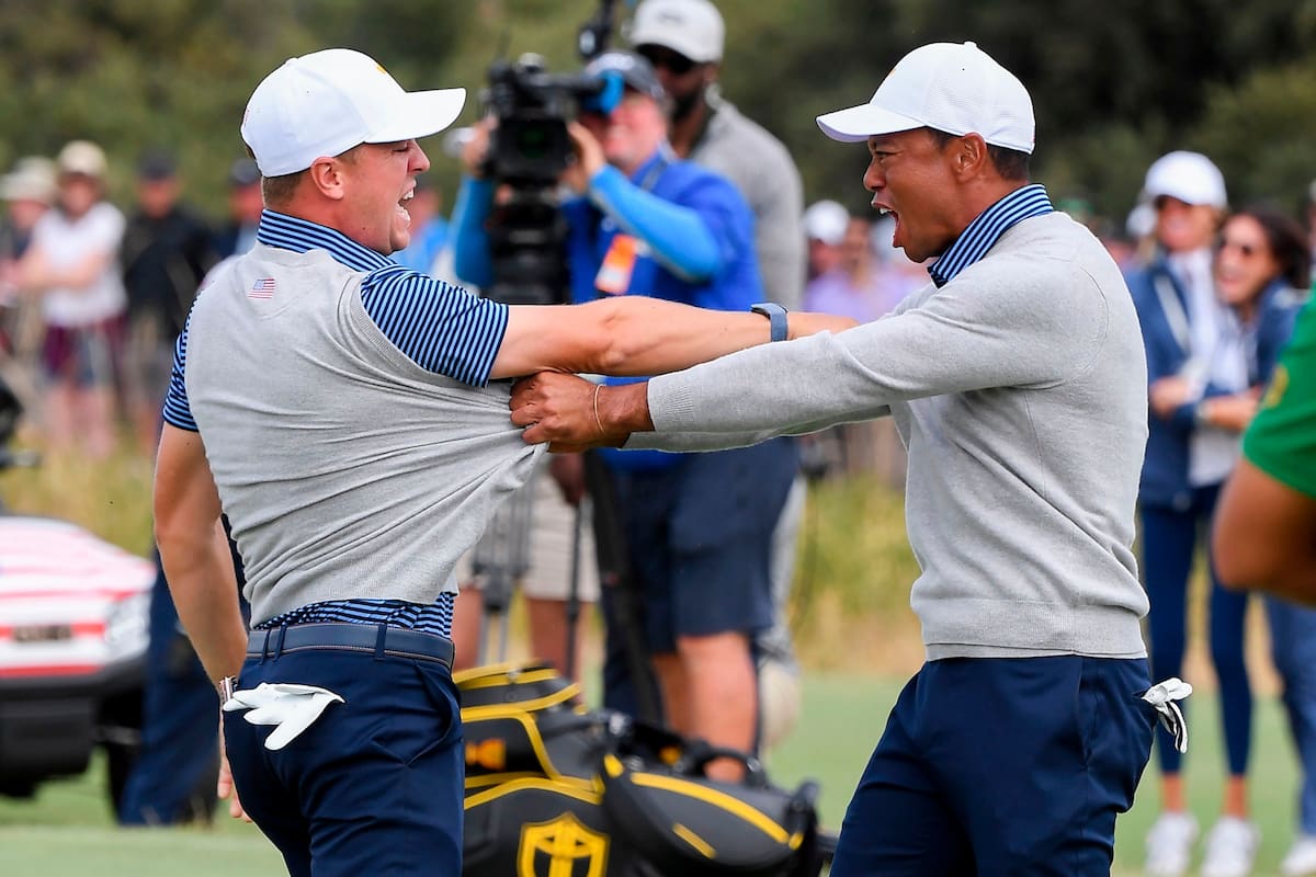 Justin Thomas acierta el putt para birdie y Tiger Woods lo abraza efusivamente