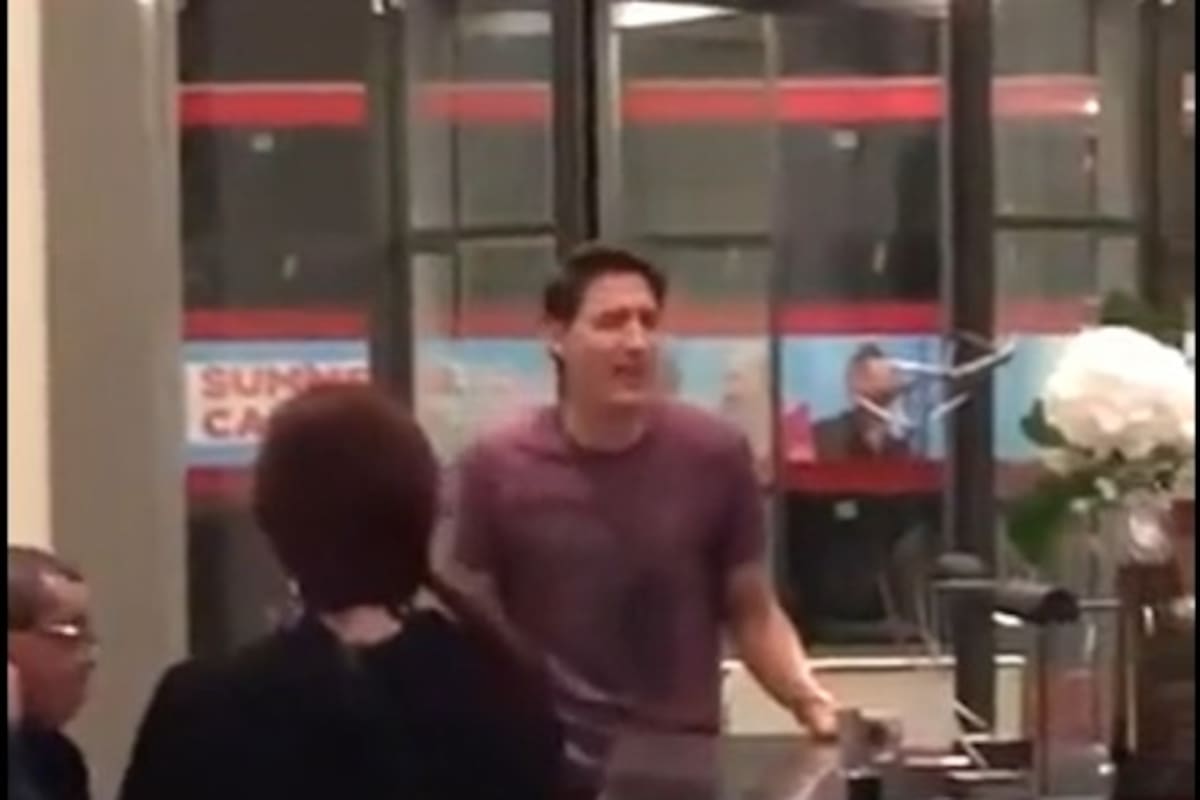 Justin Trudeau el primer ministro de Canadá cantando en el bar de un hotel en Londres antes del funeral del siglo