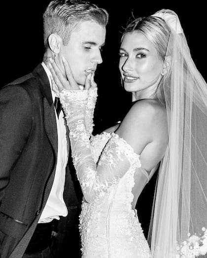 Justin y Hailey se casaron por civil en Nueva York el 13 de septiembre de 2018, apenas dos meses después de comprometerse; un año más tarde celebraron una segunda ceremonia frente a familiares y amigos en Montage Palmetto Bluff, en Carolina del Sur