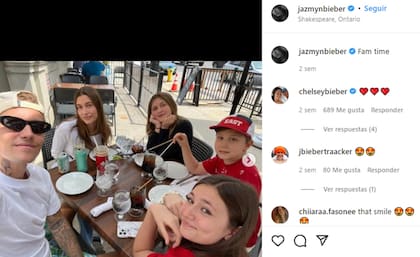 Justin y su esposa Hailey junto a los hermanos menores del cantante
