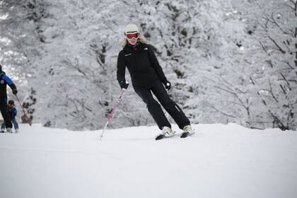 Justina Bustos disfrutando del paisaje blanco en Bariloche