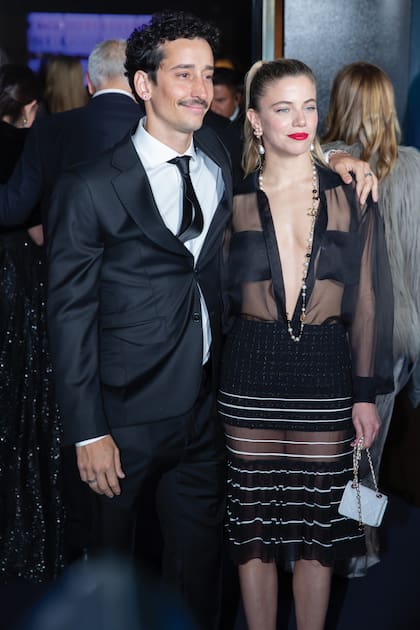 Justina Bustos y su novio, Máximo Pardo. La actriz llevó un vestido de cóctel con transparencias y volados de Chanel.