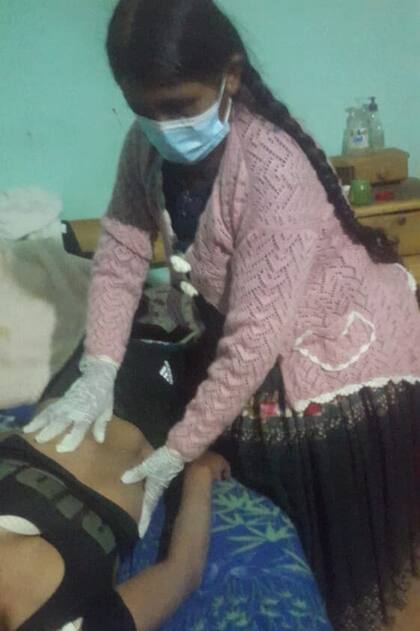 Justina Calle Flores, partera. Hacía visitas a domicilio a mujeres que tenían miedo de acudir al hospital.
