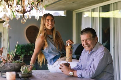 Justina le ceba unos mates a su abuelo en la galería. “Con las chicas vamos a comer o las llevo de viaje. Por ejemplo, una de ellas me acompañó a las islas Canarias, donde me entregaron un premio, otra al Fashion Week, en Nueva York, que lo clausuré dando una charla y estaba como loca”, cuenta Carlitos.