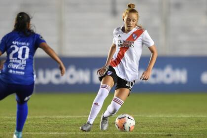 Justina Morcillo llegó a River a los 11 años, debutó a los 14, fue enlace, después doble 5 y ahora se define “volante mixta”.