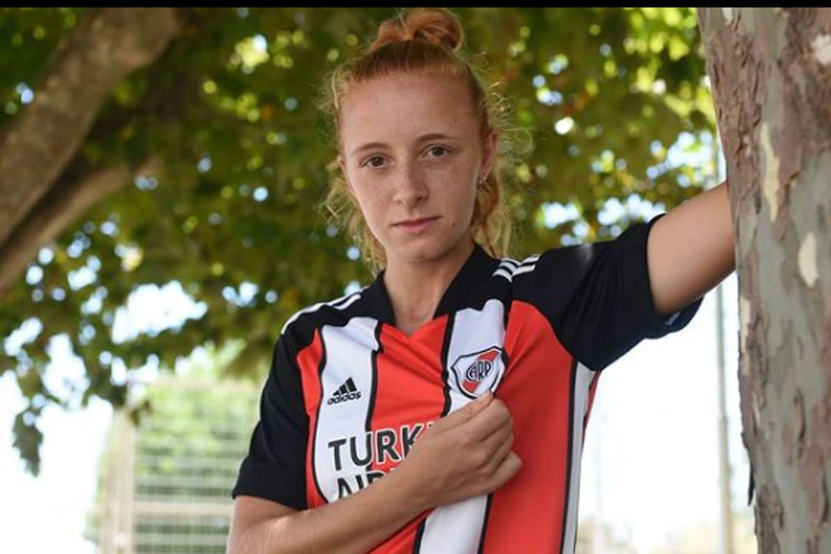 Justina Morcillo posa con la camiseta de River: lleva la 10.