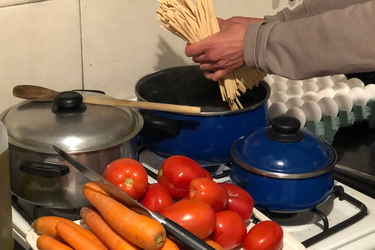 Justina tiene 41 años y por la cuarentena tuvo que interrumpir los tratamientos de fertilización a los que venía dedicando su energía desde hacía una década; el aislamiento la llevó a "dejar de mirarse el ombligo" y volcarse a la solidaridad, preparando viandas para quienes lo necesitan