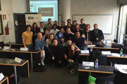 Justo en el centro de la foto, al fondo..."Il Capitano": Javier Zanetti en el aula, rodeado por sus compañeros
