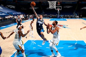 Justo frente al mejor equipo de la NBA, Utah Jazz, Gabriel Deck se lució a pesar de la nueva caída de Oklahoma City Thunder por 109-93: 18 puntos y 6 rebotes, en su penúltimo partido en la temporada; en la imagen supera al francés Rudy Gobert (derecha), uno de los mejores defensores de la liga.