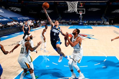 Justo frente al mejor equipo de la NBA, Utah Jazz, Gabriel Deck se lució a pesar de la nueva caída de Oklahoma City Thunder por 109-93: 18 puntos y 6 rebotes, en su penúltimo partido en la temporada; en la imagen supera al francés Rudy Gobert (derecha), uno de los mejores defensores de la liga.
