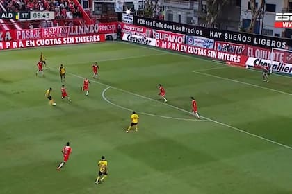 Justo Giani está por sacar el derechazo que se transformará en el 1-0 de Aldosivi ante Argentinos, por el torneo Apertura