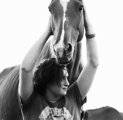 Justo Novillo Astrada y una de sus pasiones, los caballos