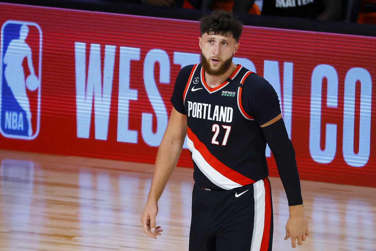 Jusuf Nurkic # 27 de los Portland Trail Blazers mira contra los Memphis Grizzlies durante el primer cuarto en el primer juego de la Conferencia Oeste en The Field House en ESPN Wide World Of Sports Complex el 15 de agosto de 2020 en Lake Buena Vista, Florida