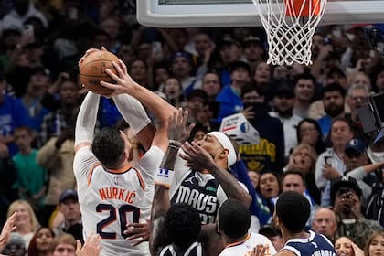 Jusuf Nurkic, pívot de los Suns de Phoenix, recibe una falta de Daniel Gafford, de los Mavericks de Dallas en el último segundo del partido del viernes 8 de noviembre de 2024 (AP Foto/LM Otero)