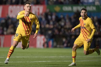 Jutglá convierte el segundo gol de Barcelona y desata el festejo de Jordi Alba