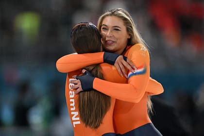 Jutta Leerdam celebra con su compatriota Femke Kok tras coronarse segunda y primera en los 500 metros de velocidad, respectivamente. (Photo by Daniel MUNOZ / AFP)