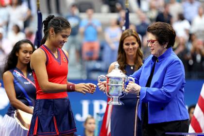 Juventud y leyenda: Raducanu recibe la copa de campeona de manos de Billie Jean King