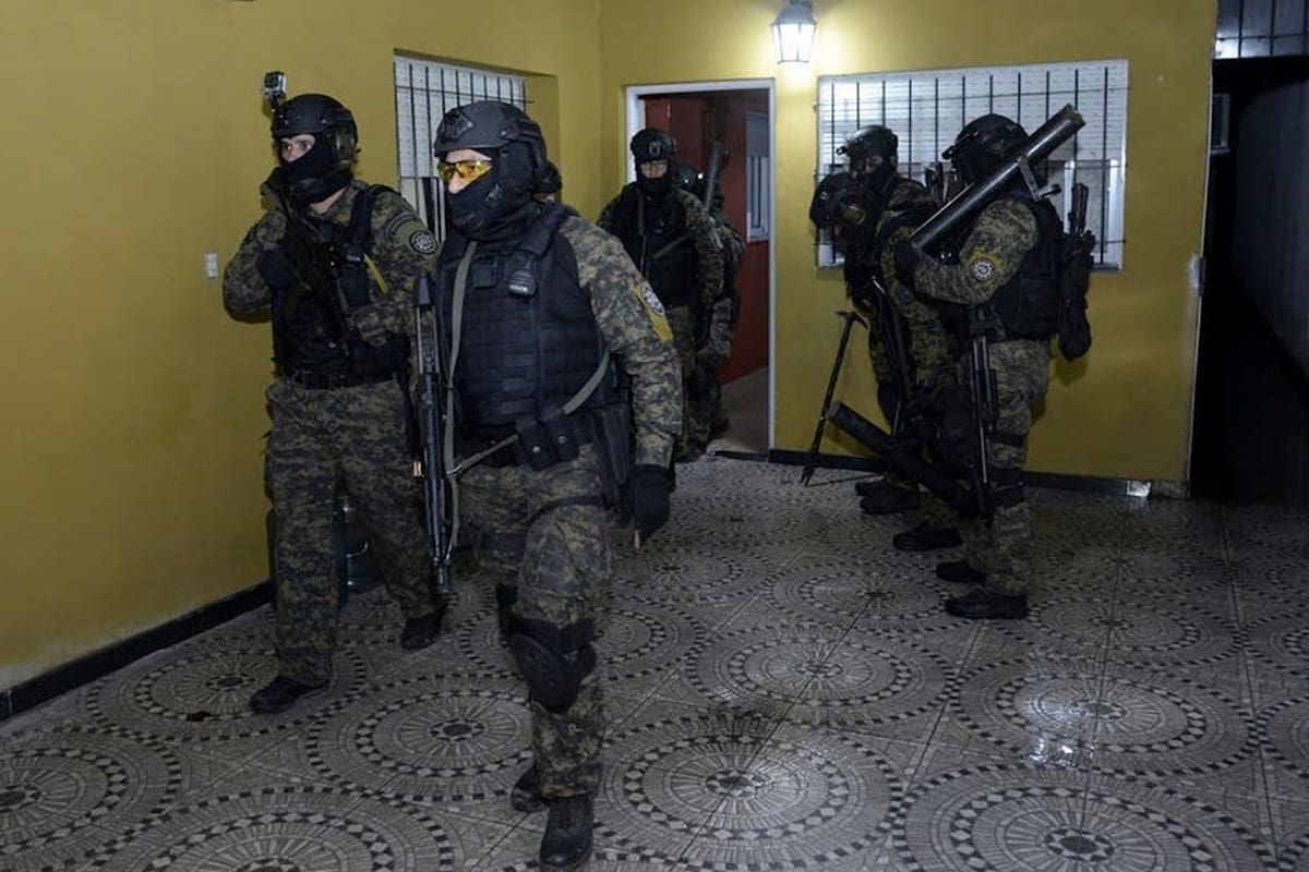 Juzgan a seis uniformados santafesinos que regulaban el mercado de venta de cocaína en uno de los barrios más peligrosos y sostenían el negocio de al menos tres organizaciones criminales. Imagen ilustrativa