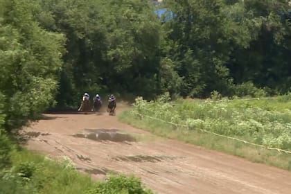 Kabirkhan, por afuera de dos rivales, a punto de ingresar a la recta final de la selvática pista de Almaty, en su debut en 2022, en Kazajistán, a 10.000 km de Kentucky, donde nació.