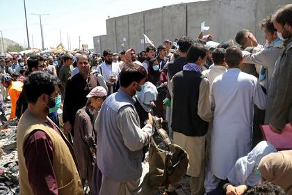 Miles de personas se acercan a diario al aeropuerto de Kabul para intentar irse del país; allí cerca fue donde estallaron las dos bombas
