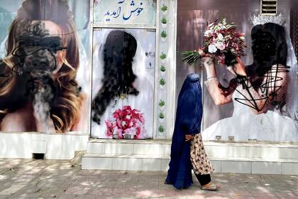 Carteles en salones de belleza de Kabul, vandalizados