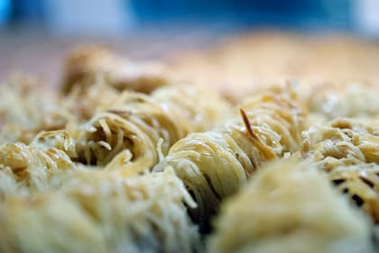 Kadaif, otro de los postres que se pueden encontrar en la confitería. Está hecho con una masa que es un tipo de fideo muy fino, relleno con nueces.