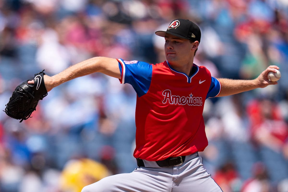Kade Anderson (32) lanza durante el primer inning del Juego de Futuras Estrellas, el 22 de julio de