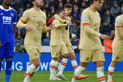 Kai Havertz abraza a Enzo Fernández, en la celebración del segundo gol de Chelsea ante Leicester