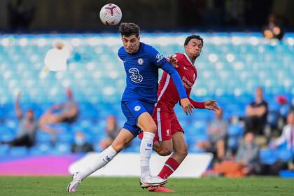 Kai Havertz del Chelsea, a la izquierda, se pelea por el balón con Trent Alexander-Arnold del Liverpool durante el partido de fútbol de la Premier League inglesa entre Chelsea y Liverpool en el estadio Stamford Bridge.