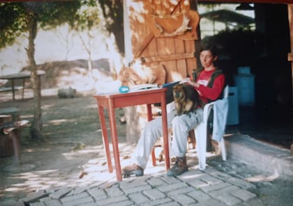 Kai Pacha con Pancho, el mono caí de su abuelo, en el regazo