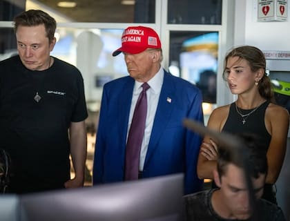 Kai Trump, junto a su abuelo, el presidente Donald Trump y el CEO de Space X, Elon Musk