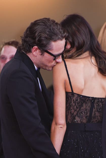 Kaia atraviesa el duelo acompañada por Lewis Pullman