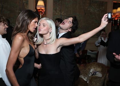 Kaia Gerber, Hayes Warner y Homer Gere se divirtieron con las selfies en el after party del gran estreno de la nueva serie de Ryan Murphy