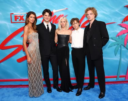 Kaia Gerber, Homer Gere, Hayes Warner, Igby Rigney y Graham Campbell, los protagonistas de The Shards, posaron juntos en la alfombra azul de la premiere mundial de la nueva serie de FX