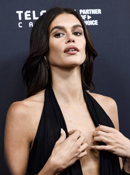 Kaia Gerber se dejó ver impactante con un vestido escotado durante el estreno de su nuevo film, Saturday Night, que tuvo lugar en el Festival Internacional de Cine de Toronto. La modelo de 23 años lució un vestido escotado hasta la cintura con espalda descubierta. La hija de Cindy Crawford y Rande Gerber complementó su look con joyas de oro