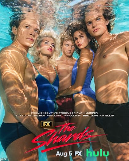 Kaia Gerber y Homer Gere junto a sus compañeros de elenco en la serie The Shards