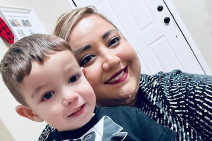 Kaiden, junto a su madre Savannah Kriger