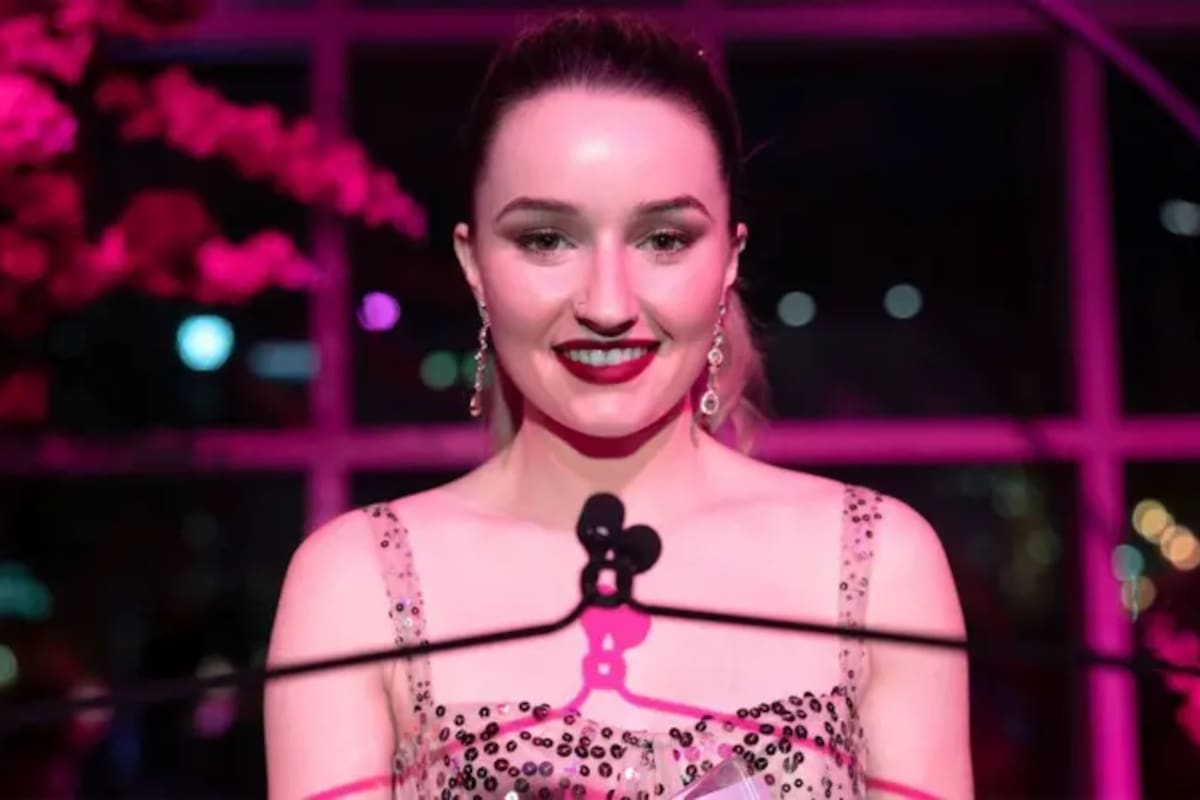 Kaitlyn Dever interpreta a Belle Gibson en la nueva serie de Netflix Apple Cider Vinegar