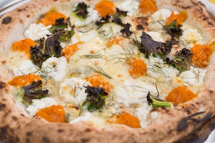 Kale, cabutia, ricota y eneldo, en Cancha Pizza.