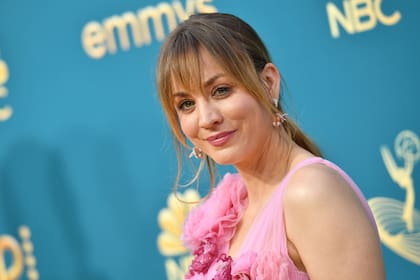 Kaley Cuoco al llegar anoche a la alfombra roja de los premios Emmy 2022