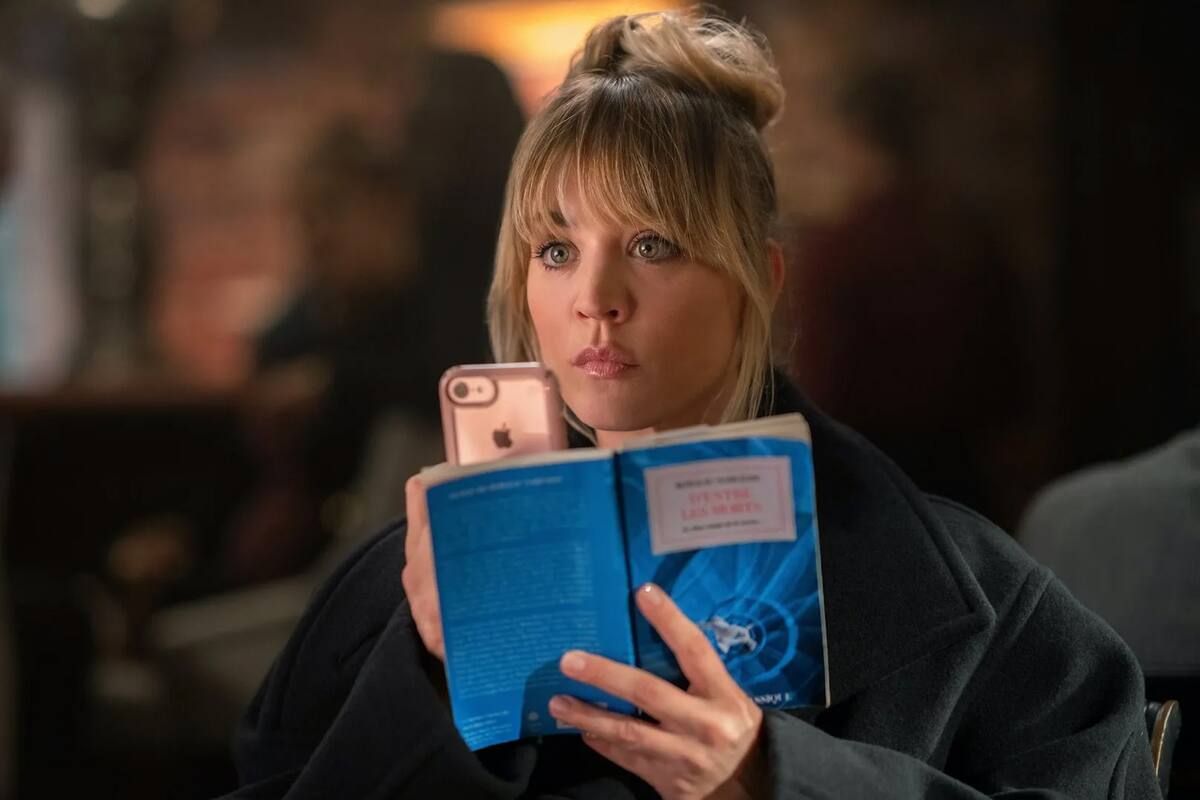 Kaley Cuoco, en una escena de la segunda temporada de The Flight Attendant