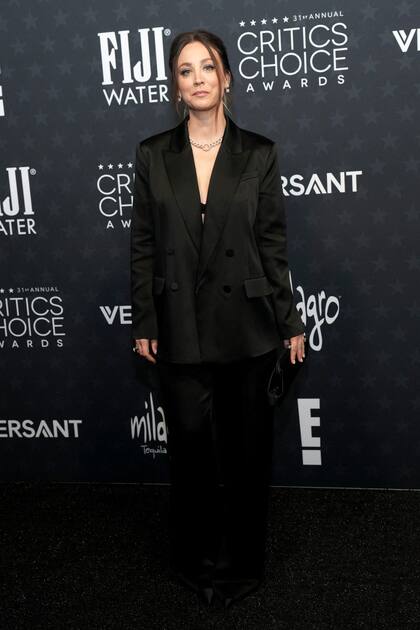 Kaley Cuoco estrenó el castaño oscuro en la alfombra roja y dejó de lado las faldas, los brillos y los tops para lucir un traje negro debajo del que solo llevó ropa interior a tono