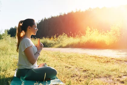 Kali mudra involucra las dos manos: se entrelazan meñique, anular, mayor y pulgar de una mano con la otra y queda el índice levantado